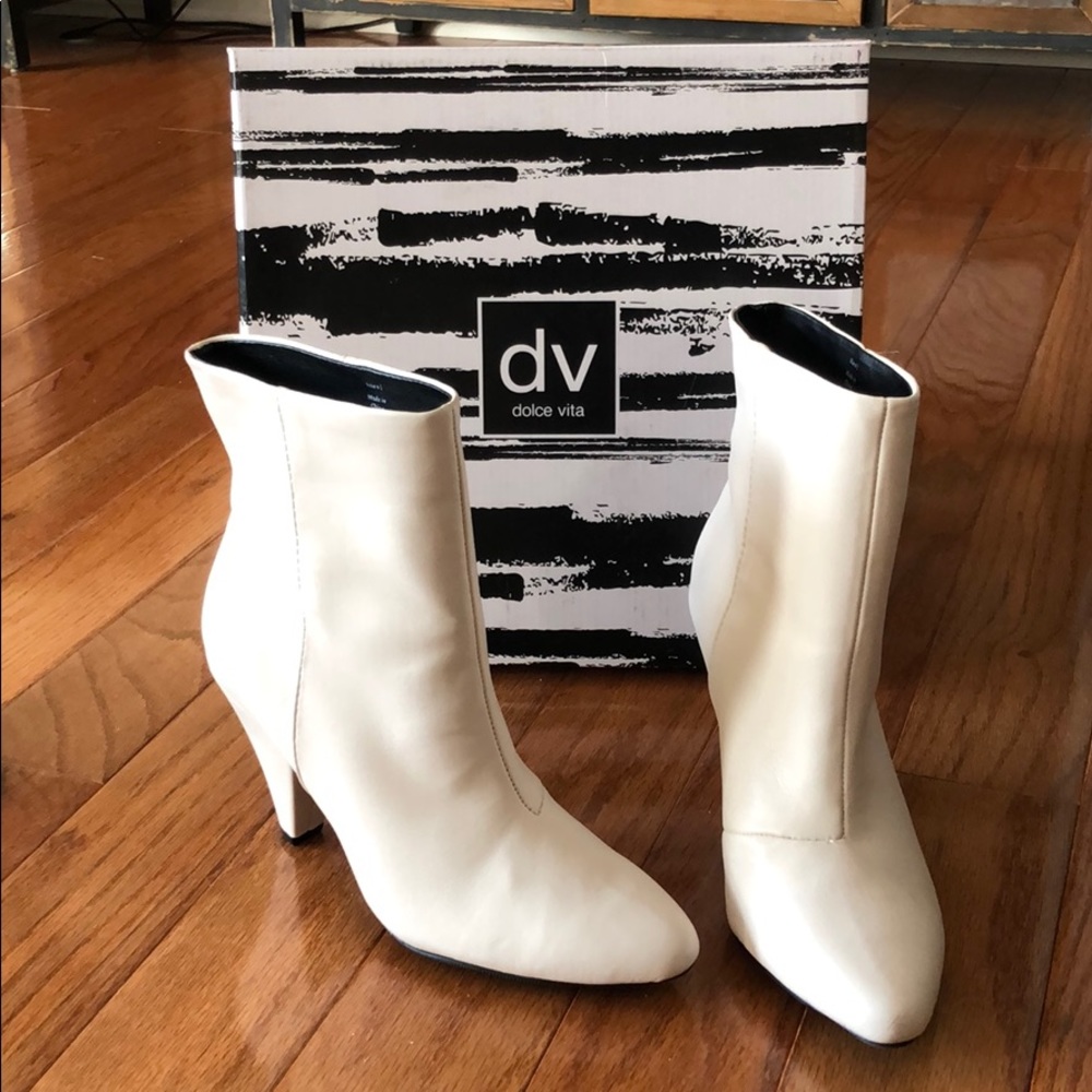 Dolce Vita brand new white “Stella” boots
